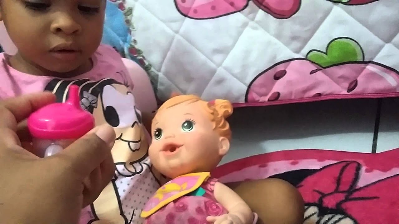 dando suquinho a minha baby alive Lia
