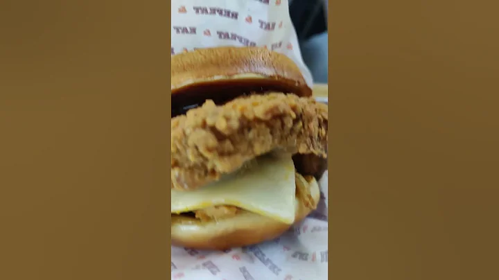 Close-Up: Our order at Shaq's BIG CHICKEN restaurant #countrymusic #chicken #shaq #pnwshorts