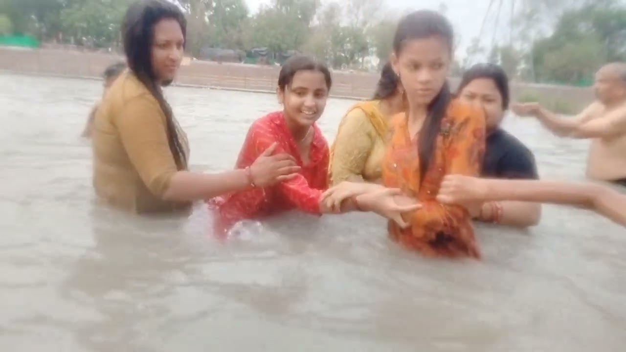 #radhakrishna🙏🧿 हरिद्वार गंगा मैया में डुबकी लगाते हुए 🏊 हर हर महादेव बोलो गंगा मैया की जय 🙏♥️