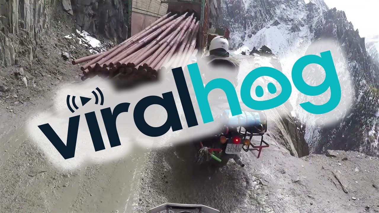 فيديو 24 : هندي يقود دراجة نارية كاد يسقط من منحدر جبلي خطير