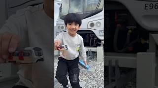 Unboxing the TinyHK MTR passenger train in front of the MTR Passenger train