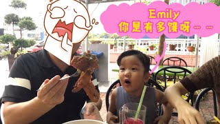 马来西亚退休带娃生活22:马来小村里的住家美食，只有几个品种，有多好吃？看我女儿的表情……马来西亚的幸福生活就是这么简单，MCO之前录制…