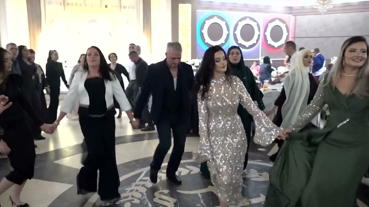 Kad omladina zaigra Uzicko kolo na svadbi