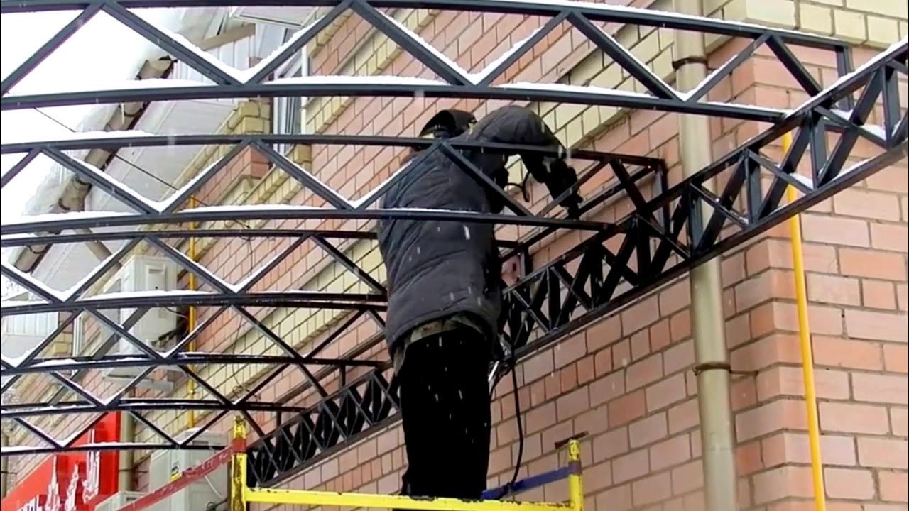 Крепление навеса к дому. Крепления для навеса. Навес прикрепленный к дому. Крепление балки к стене на анкерных болтах. Крепление козырька к кирпичной стене анкерами.