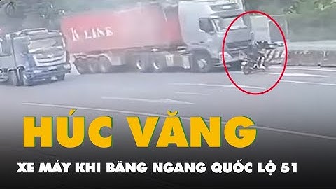 Camera ghi cảnh xe máy bị xe đầu kéo húc văng khi băng ngang quốc lộ 51
