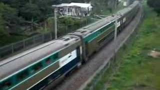KTT 直通車 ( T826次 ) 駛經粉嶺中心行人天橋