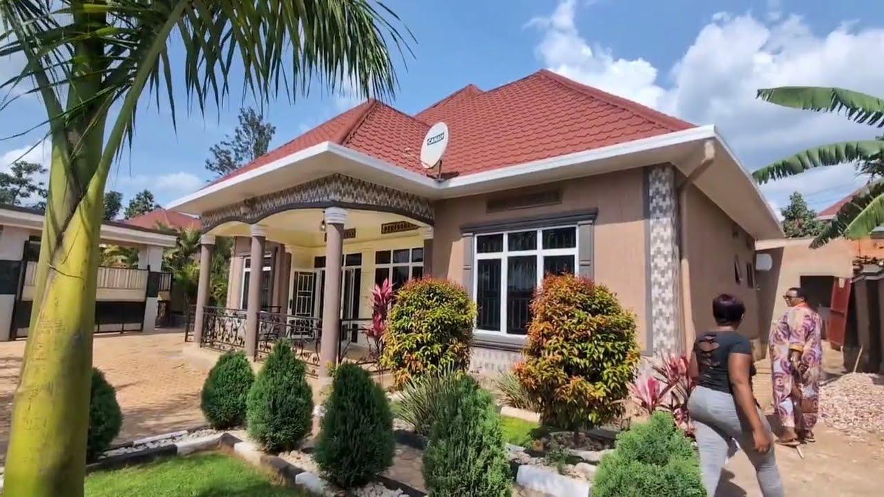 Ubuse iyinzu ifite parking imodoka 5, garden 2,muri 800sqm , amatafari ahiye  yagucika? #0782395920 