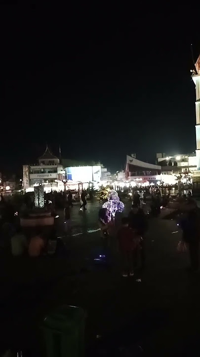 suasana malam hari di jam gadang Bukittinggi