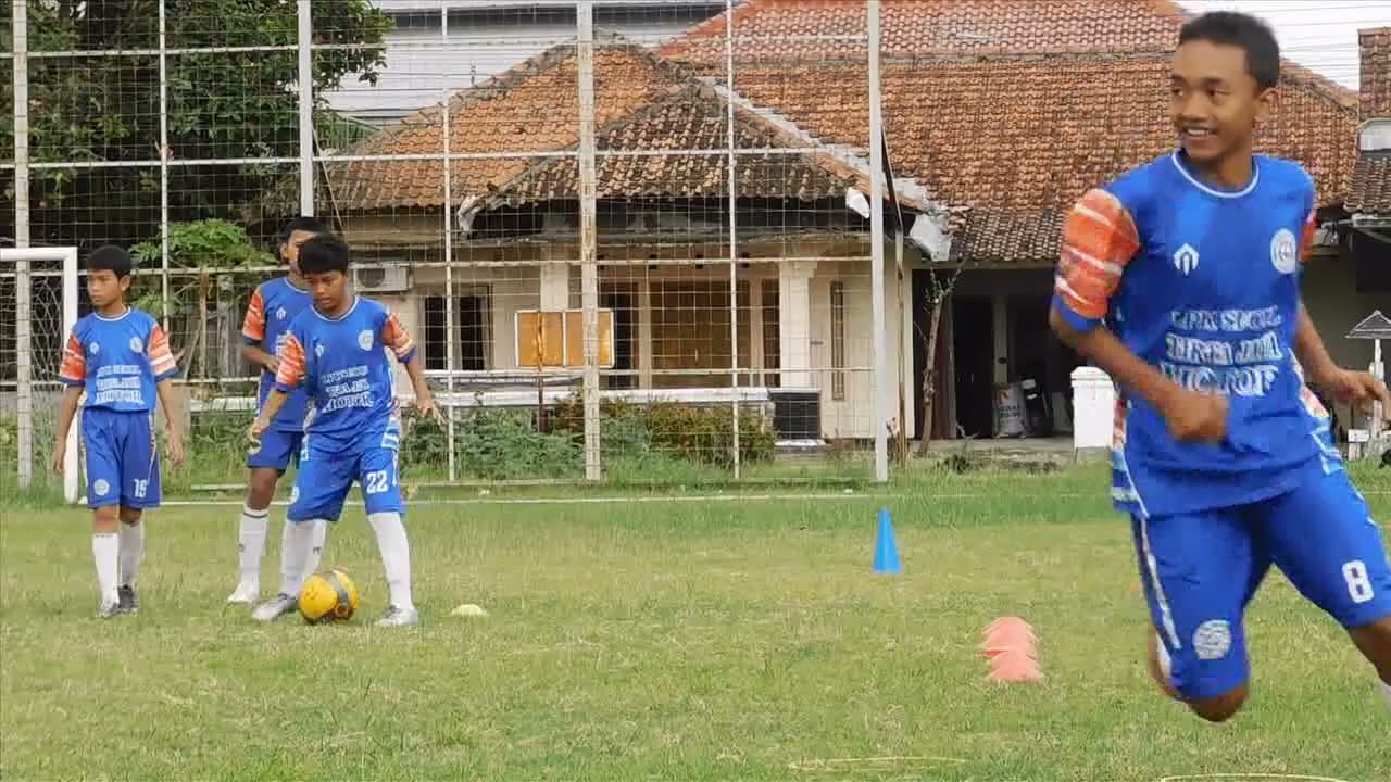 𝙎𝙚𝙥𝙖𝙠 𝙗𝙤𝙡𝙖,Keberhasilan tidak akan datang tanpa kerja keras.