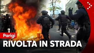 Nuovi scontri a Parigi per la rivolta dei liceali in Francia: barricate e cariche della polizia