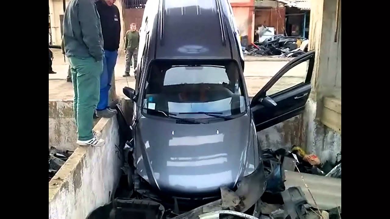 Перепутал тормоз с газом! - YouTube