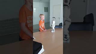 Robotas NAO moko vaiką Utenoje