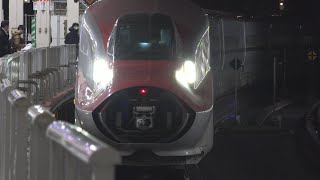 仙台駅で連結するE5系とE6系やまびこ号と先行するはやぶさ・こまち号
