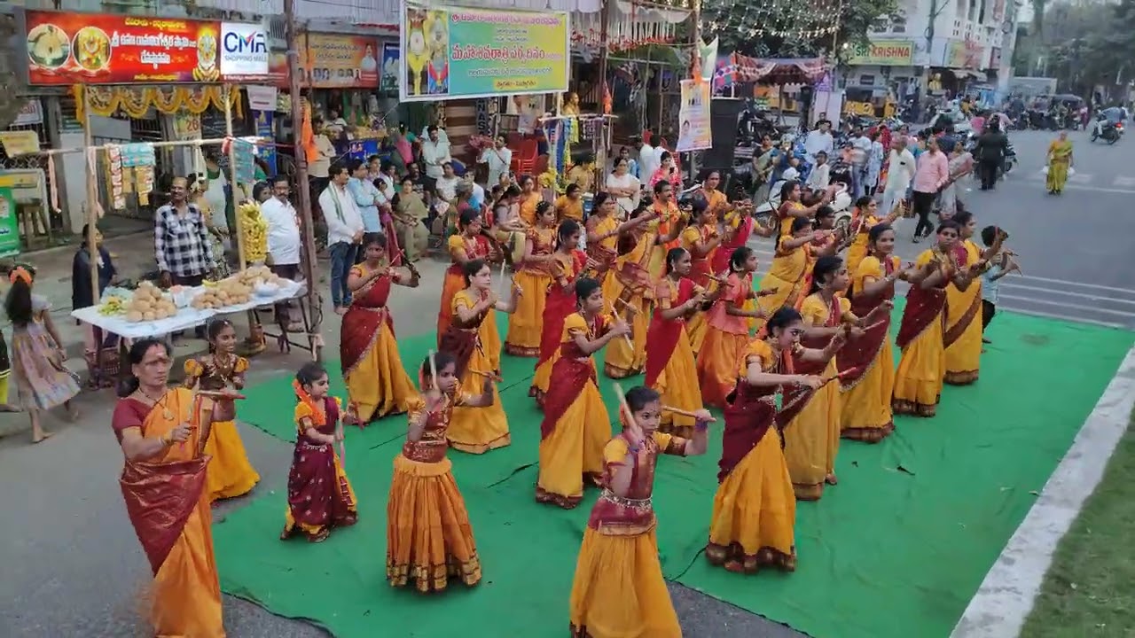 బుజ్జి బుజ్జి గణపయ్య అంటూ చిన్నారుల కోలాట ప్రదర్శన 