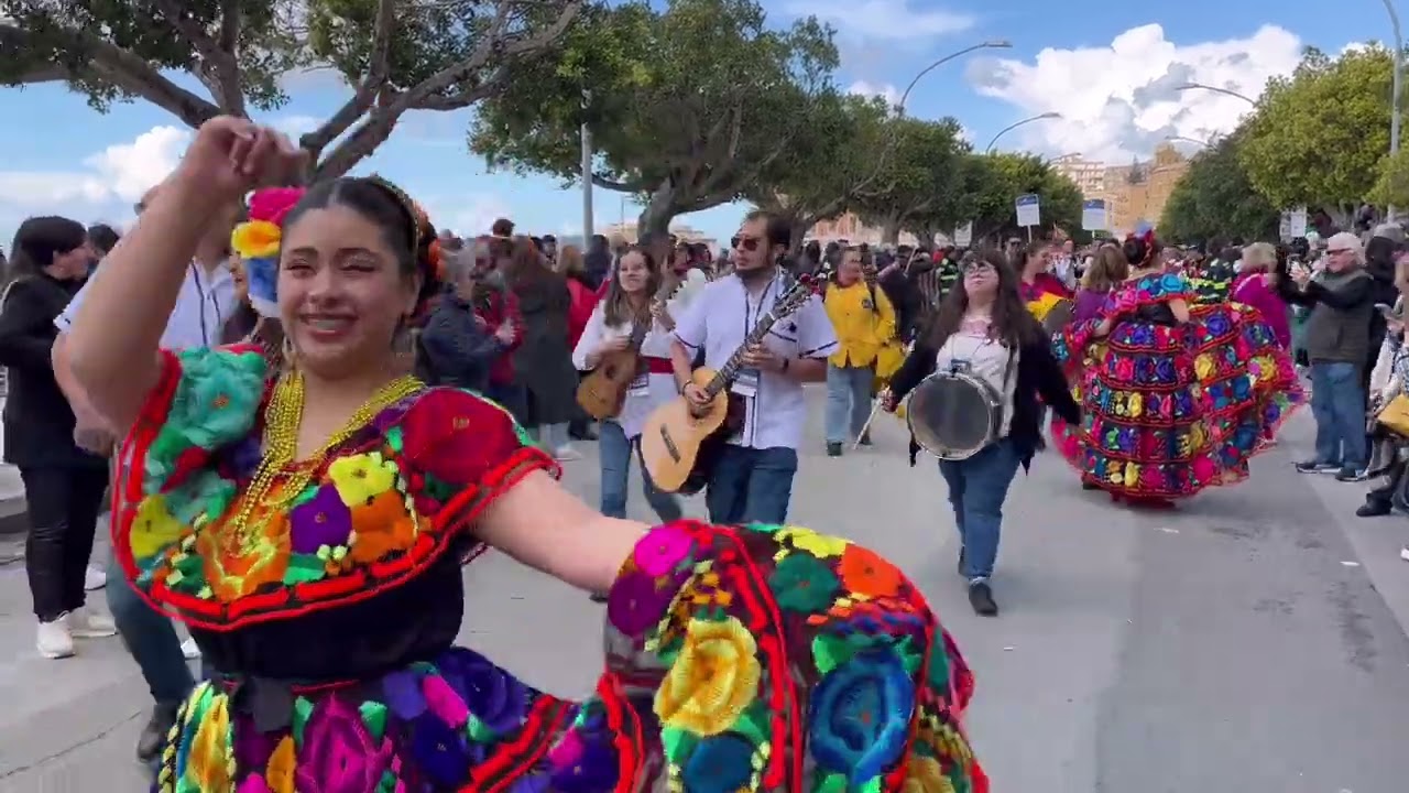 Mandorlo in Fiore 2023: la prima domenica di sfilata dei gruppi