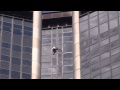 spiderman sur la tour Montparnasse, Alain Robert escalade la tour Montparnasse à Paris.