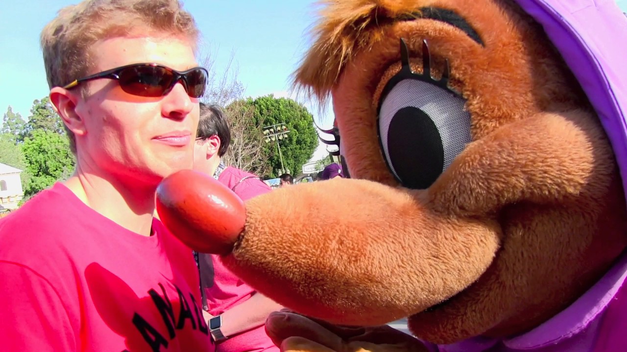 Томми встречает Ханну и поёт вместе с мышкой Перлой из «Золушки».