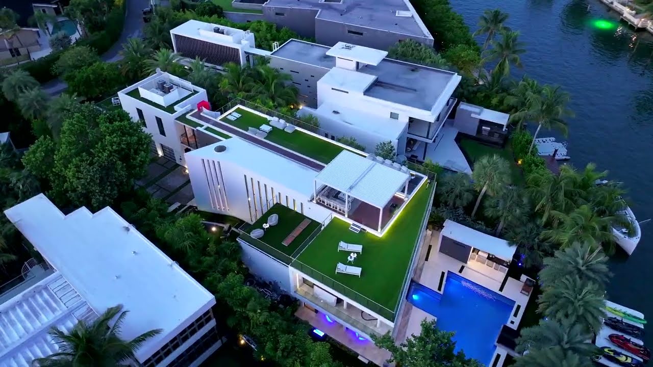 The Jills Zeder Group presents 528 Lakeview Ct, Miami Beach, FL 33140