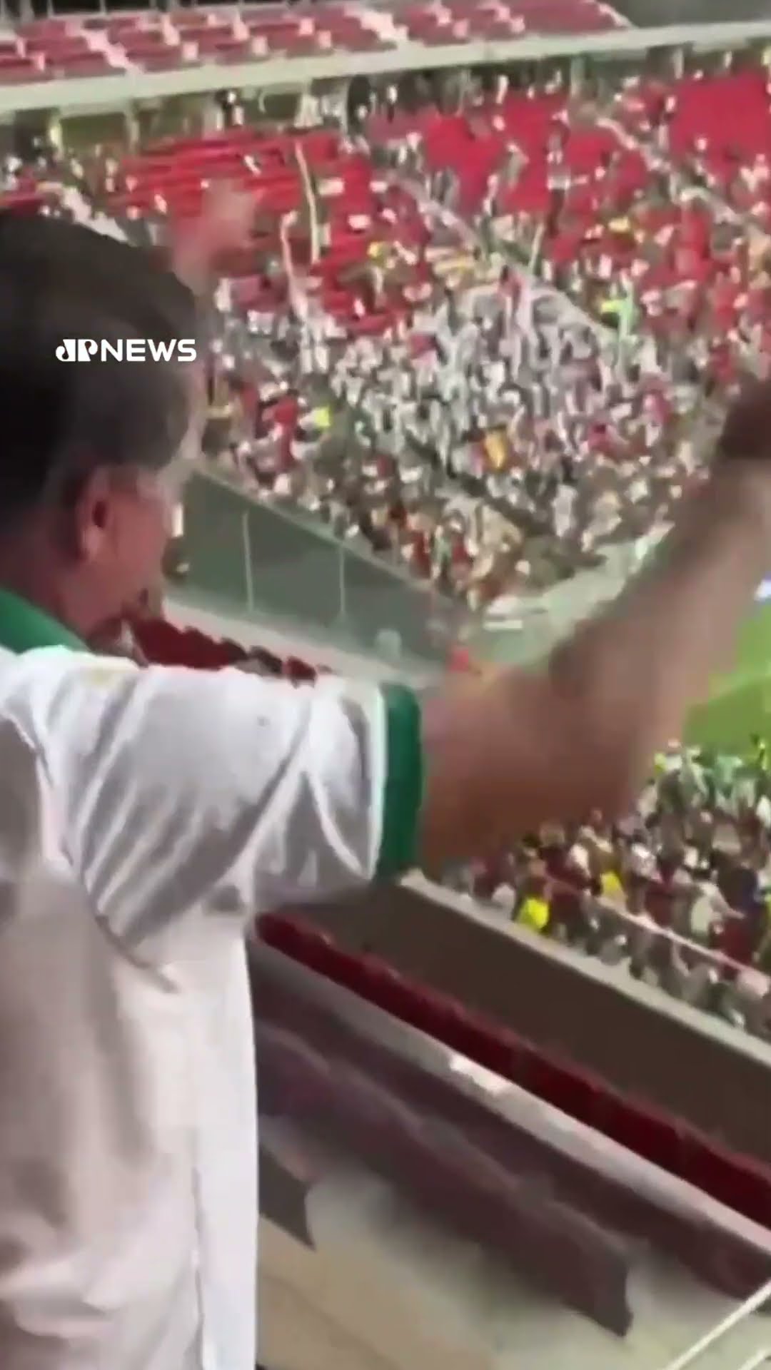 Jair Bolsonaro assiste ao jogo do Palmeiras no Mané Garrincha