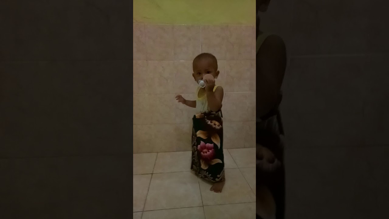 Anak Kecil Lucupakai Sarung Dan Bedak Youtube