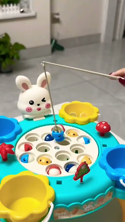 Boneka kelinci memancing ikan dalam kolam