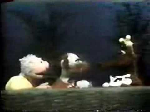 Captain Kangaroo-Artie and Uncle Ralph meet an alien
