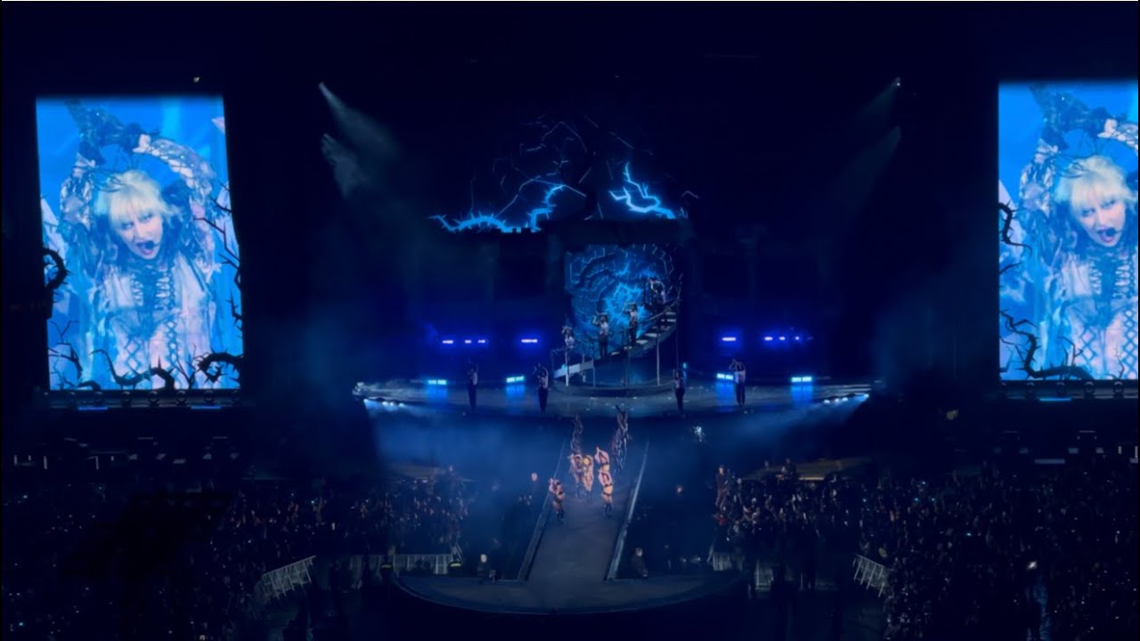 Lady Gaga - Applause · Mayhem in Tokyo · 260130