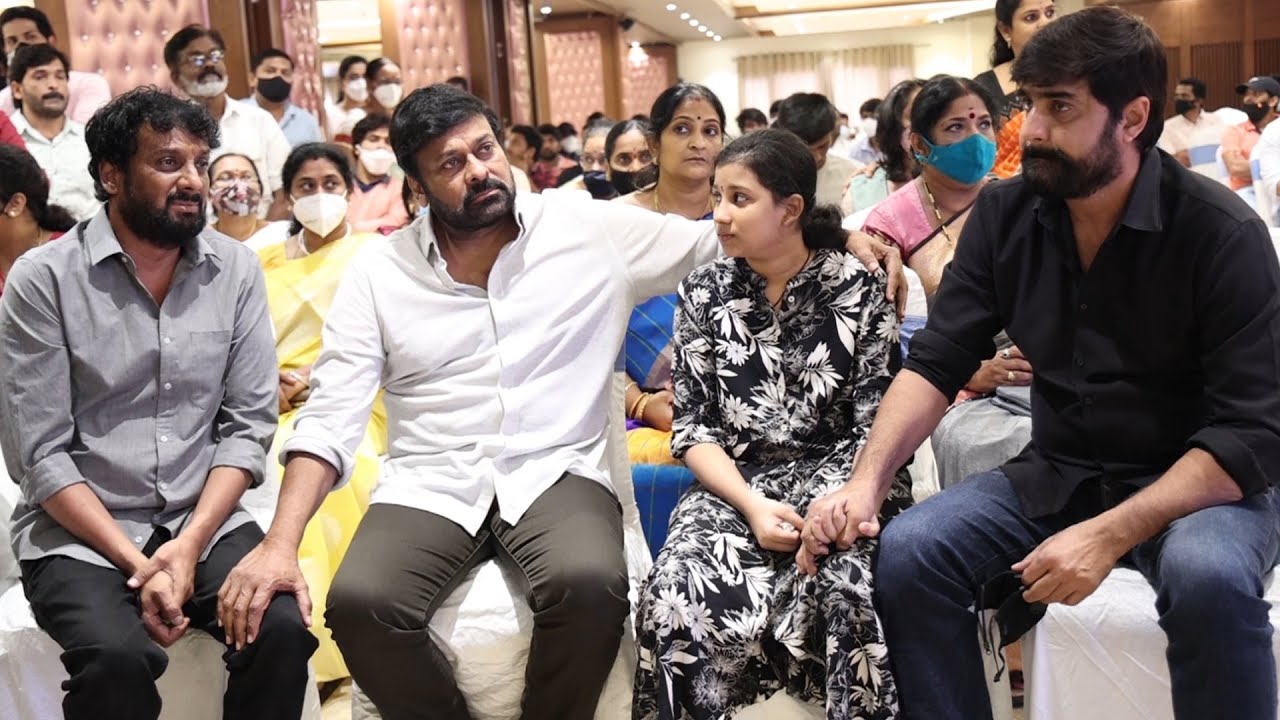 Chiranjeevi & Hero Srikanth @ Uttej Wife Padma Condolence Meet | Telugu Tonic