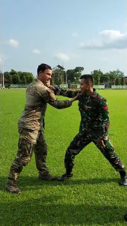 berlatih beladiri  sama tentara us army