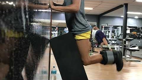 Vídeo demonstrativo #157 - flexão de joelho em pé com caneleira com step de apoio