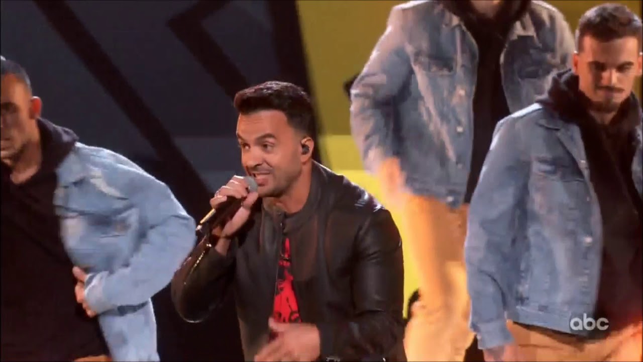 Luis Fonsi sings 