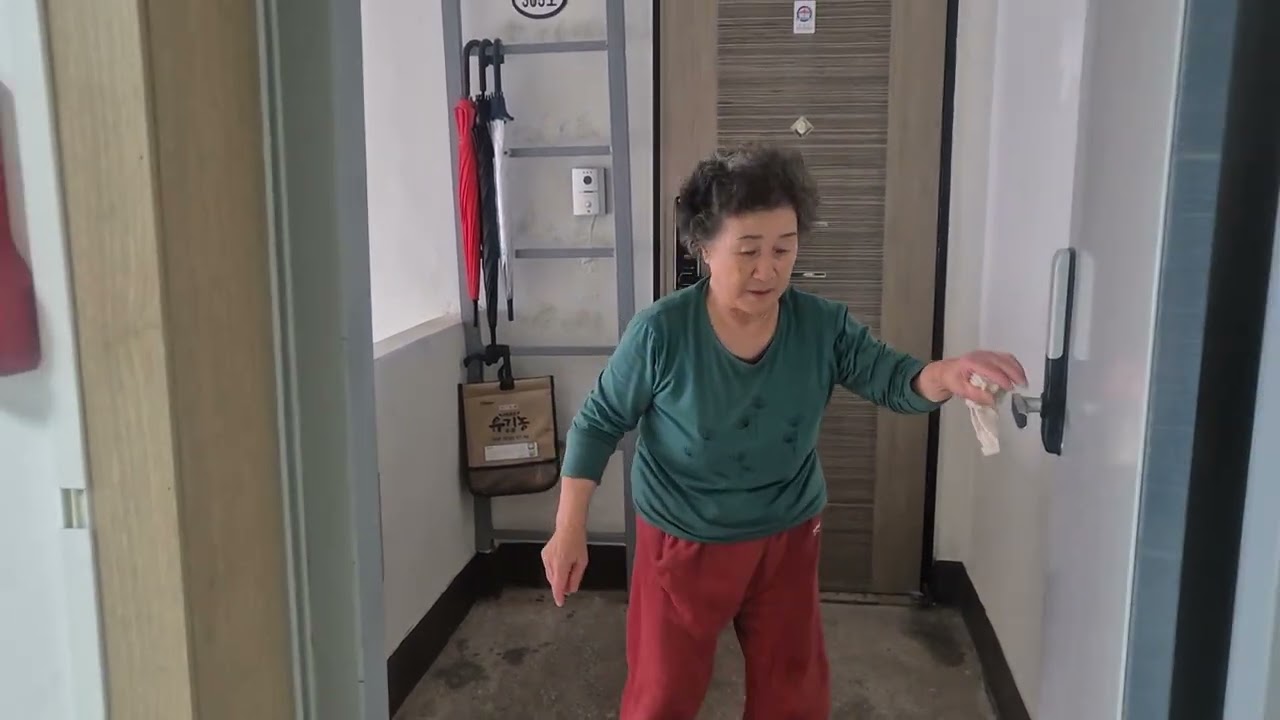 80살시골엄마 들깨넣고 김치쬐끔넣고 손수제비 밀건허게 끓여어~