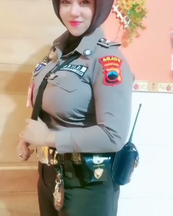 Bu polwan cantik ...
