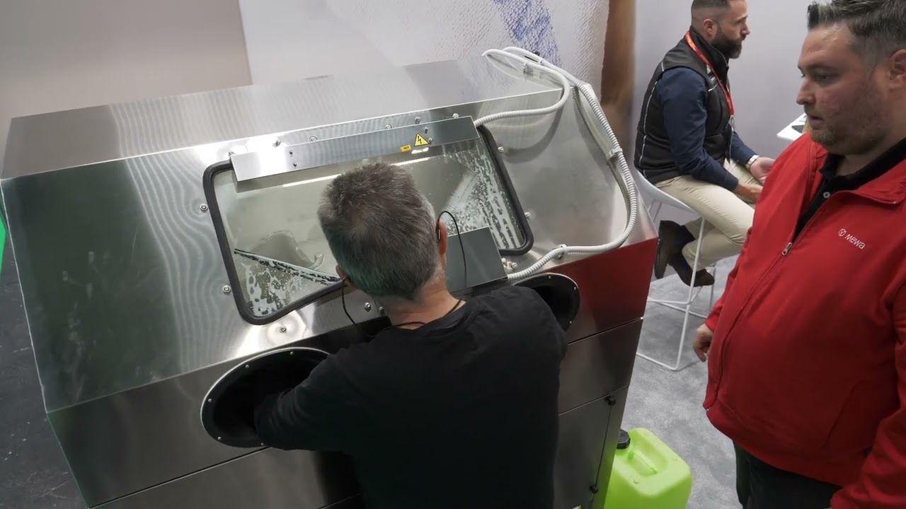 Mewa exhibió paños, alfombrillas absorbentes de aceite y lavapiezas en un servicio integral B2B