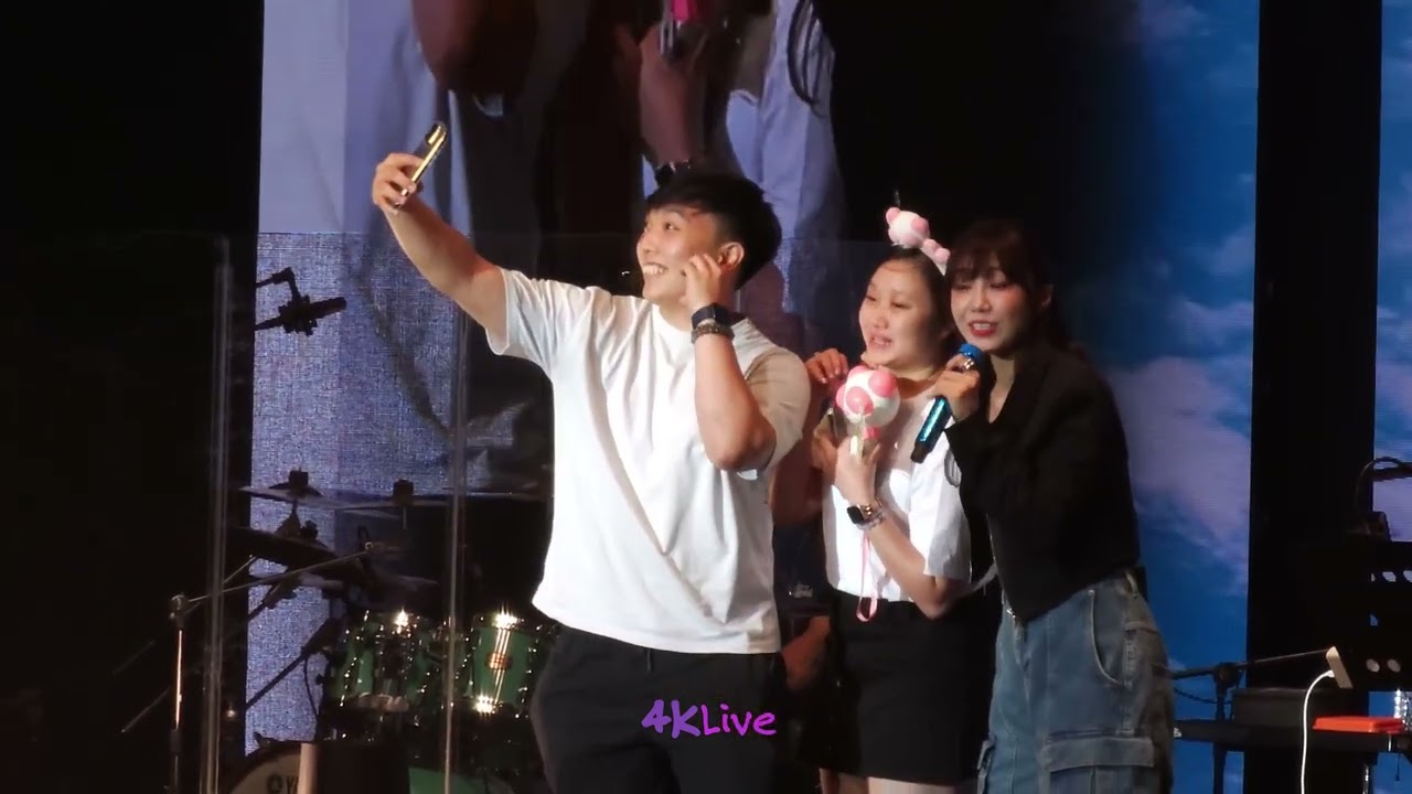 231005 Eunji 정은지 inviting recently engaged couple on stage and sing to them  Travelog Hong Kong
