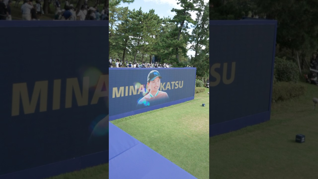 【大会名物・LEDパネルを背に】選手たちが続々とティーオフ🏌️‍♀️ | ソニー 日本女子プロゴルフ選手権大会 - Round3
