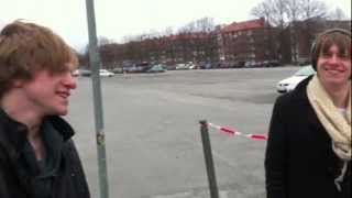 Derrek Och Caspar Dansar, Sjunger Och Spexar Till Det