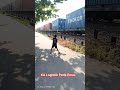 Awas Kereta!!! Bocil Seneng Banget Lihat Kereta Api Logistik Petik Emas