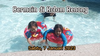 Bermain Di Kolam Renang