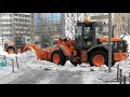 頑固にこびりついた圧雪をはがす。2台の ホイール・ドーザ 連携して 園路除雪！