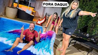 ENCONTRAMOS UM DESCONHECIDO NA NOSSA PISCINA !!!