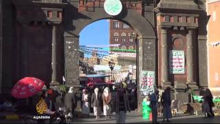 Cold spells force Yemeni's to buy used clothes screenshot 1