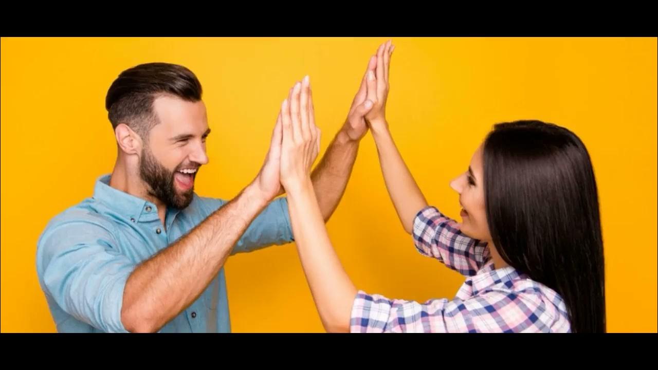 мужчина и женщина дают пять. родители и дети. дает пять лет в нее. парень и девушка дают пять. дети на желтом фоне.