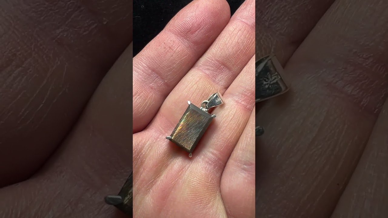 Rainbow "Meteor Shower" Sunstone pendant. 14 carats. Excellent flash. Tanzania