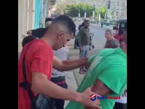 Choferes retienen a un presunto ladrón tras el robo de un celular a una anciana en Centro Habana