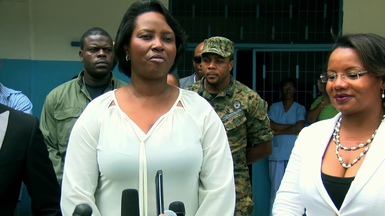 pics Martine Moise Premiere Dame la premiere dame de la republique mme martine moise visite l asile communal de p au p