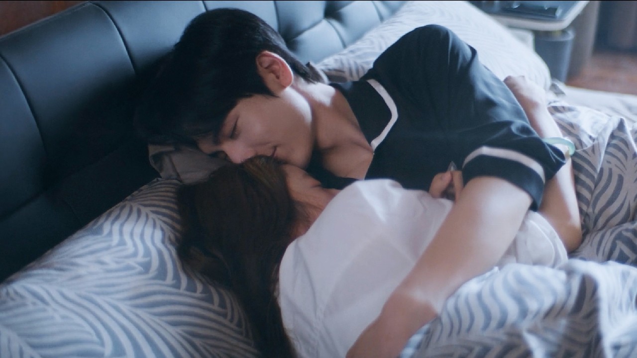 После ночи страсти красивый доктор обнял Золушку, но он все еще хотел...