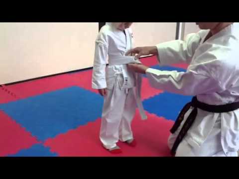 Karate Gürtelbinden - how to tie the belt - YouTube