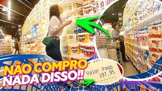 COMPRANDO TUDO O QUE A PESSOA DA FRENTE ESCOLHEU POR UM DIA - NO MERCADO!!!