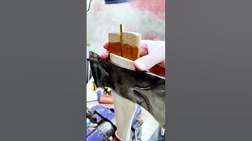 The process of installing the handle of the axe = good tools can increase efficiency